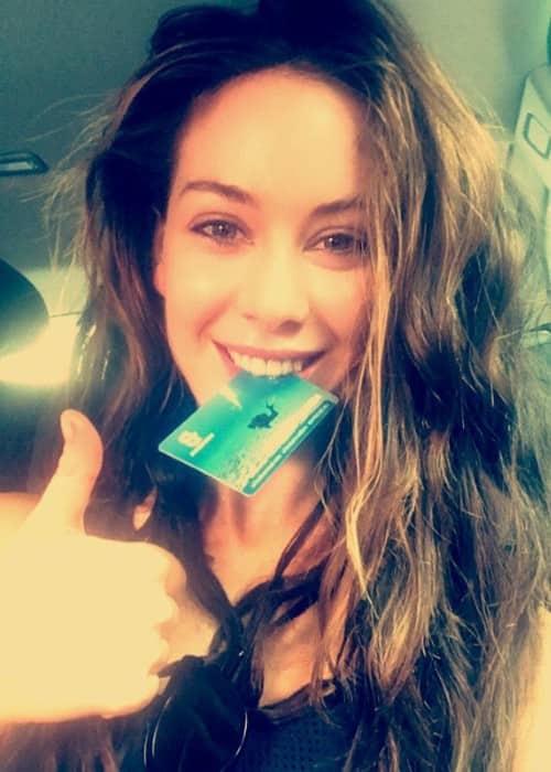 Roxanne Mckee showing her Diving License in a selfie in August 2017