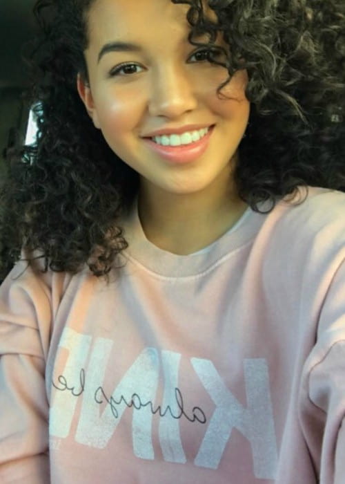 Sofia Wylie promoting Izzy Be Clothing in an Instagram selfie in March 2017