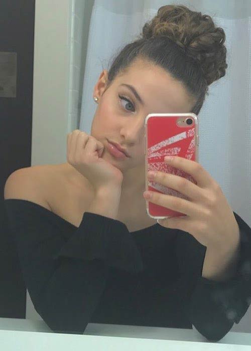 Sofie Dossi looking cute in this Instagram selfie in January 2018