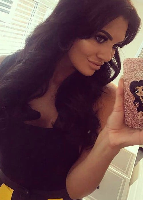 Abbie Holborn promoting ClaireaBella in a selfie in March 2018