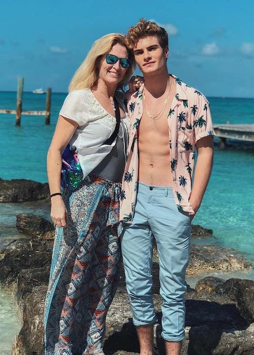 Brady Tutton showing his abs in a 2018 picture with his mom Coleen Tutton