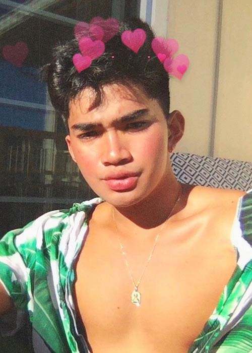 Bretman Rock enjoying sunlight while wearing makeup in March 2018