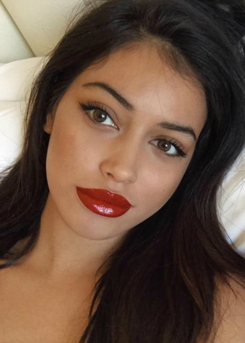 Cindy Kimberly promoting EX1 Cosmetics in a selfie in March 2018