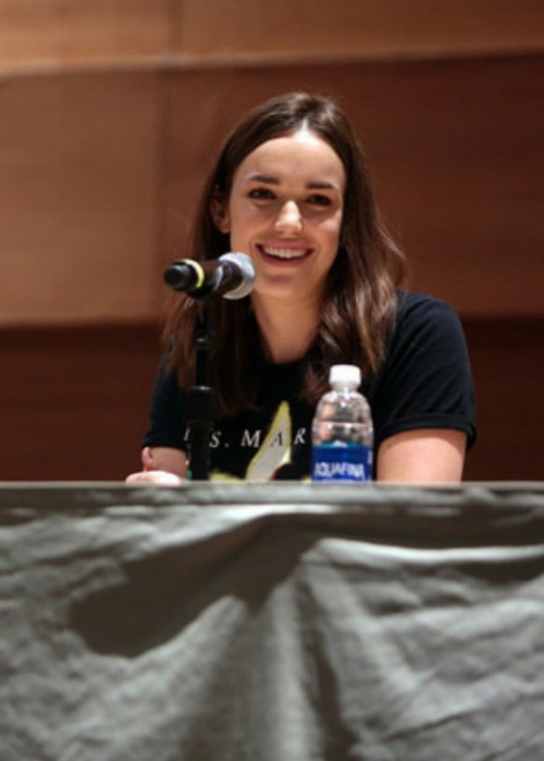 Elizabeth Henstridge speaking at the 2016 Phoenix Comicon Fan Fest