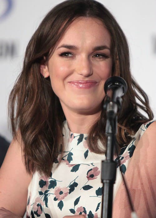 Elizabeth Henstridge speaking at the 2016 WonderCon