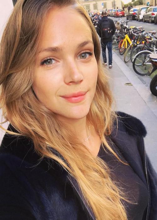 Esti Ginzburg in a March 2018 selfie looking beautiful