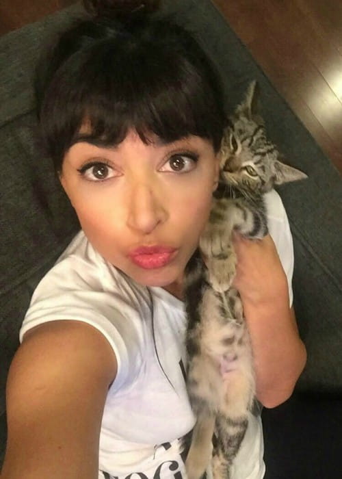 Hannah Simone in a selfie with her cat in November 2017