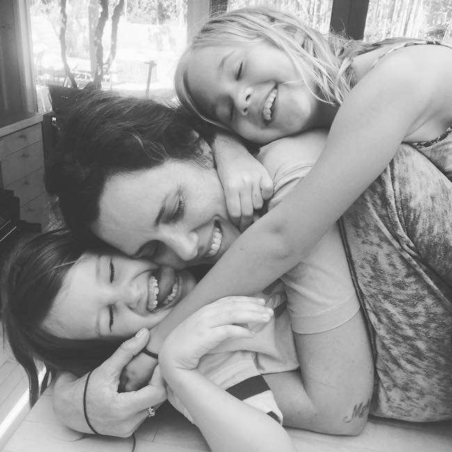 Ione Skye with her daughter Goldie and her friend in 2017