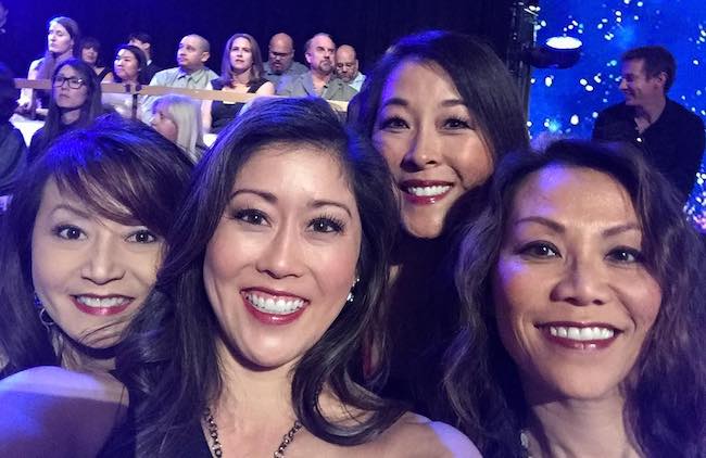 Kristi Yamaguchi v selfie s Elizabeth Wen Tell (extrémní vlevo), Lori Yamaguchi a Lisa Foon (extrémní vpravo) v 2017