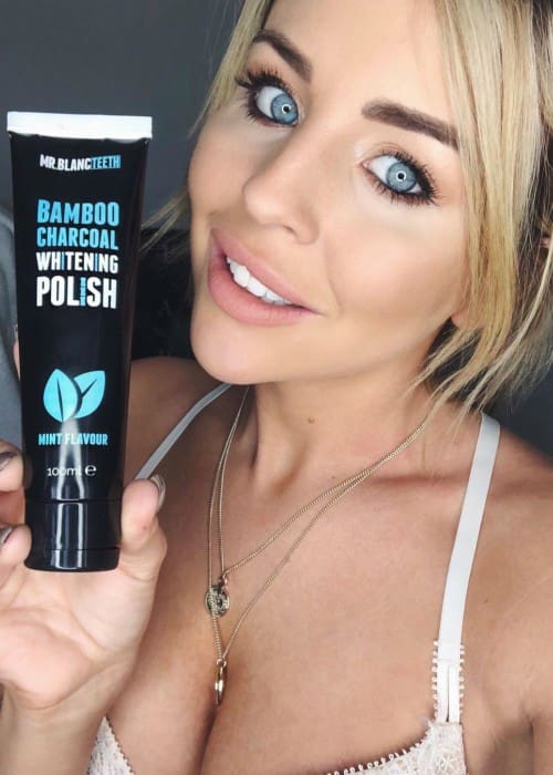 Lydia Bright promoting Mr Blanc Teeth whitening polish in a selfie in April 2018