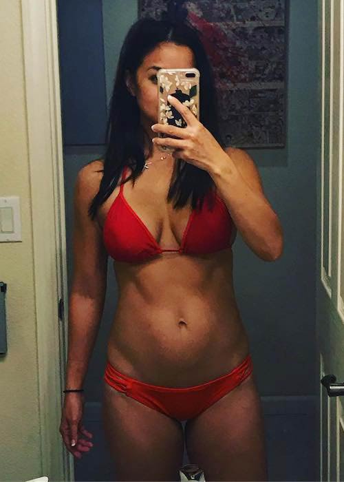 Maria Kang showing her taut stomach at the age of 37