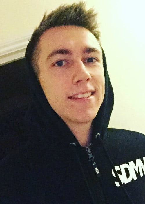 Miniminter promoting Sidemen Clothing in an Instagram post as seen in February 2016