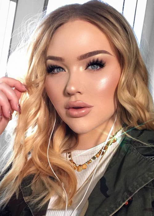 NikkieTutorials in a selfie as seen in January 2018