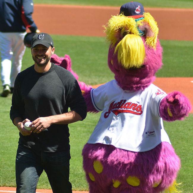 Tom Welling was invited to throw the first pitch for the Cleveland Indians with their mascot, Slider in 2013