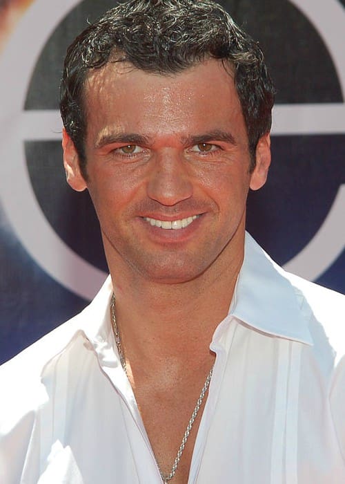 Tony Dovolani at the premiere for Earth in April 2009