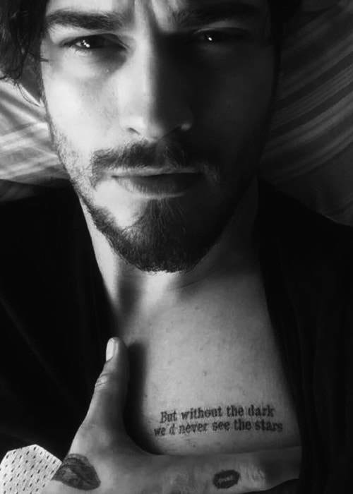 Çağatay Ulusoy showing his tattoo in a selfie in July 2016