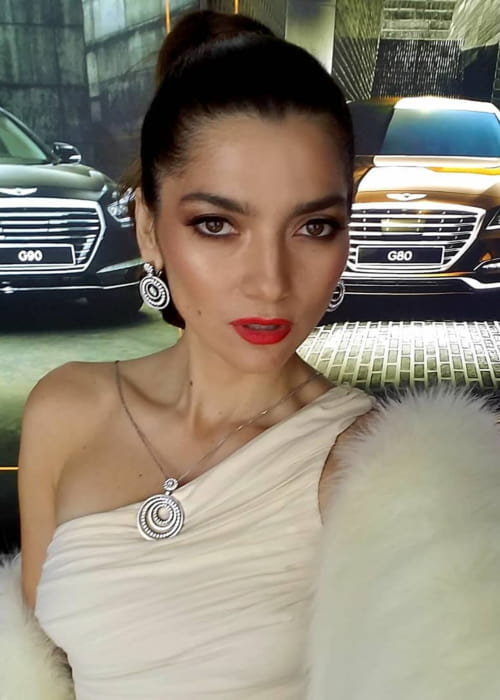 Blanca Blanco promoting Chopard in a selfie in April 2018