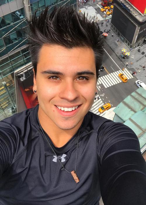 Cyrus Dobre selfie at the top of New York building in May 2017