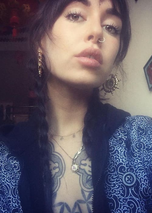 Hannah Pixie Snowdon promoting Maya Jewelry in a selfie in January 2018