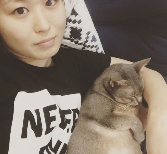 Io Shirai in a selfie with her cat in July 2017