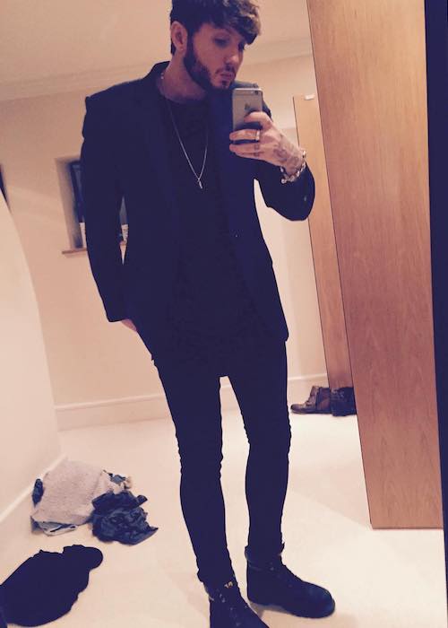 James Arthur looks dapper in a mirror selfie in October 2015