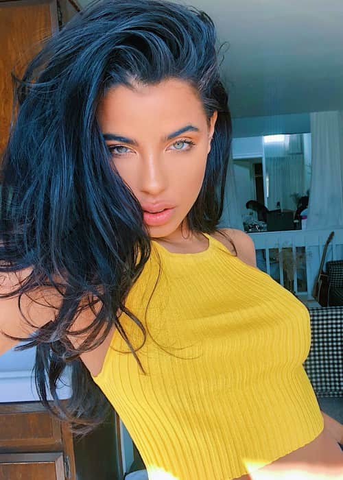 Marina Mendes promoting Tiger Mist in a selfie in March 2018