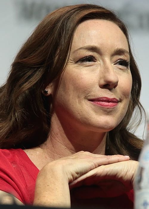 Molly Parker speaking at the 2018 Wonder Con