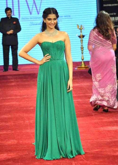 Sonam Kapoor at IIJW 2012 inauguration