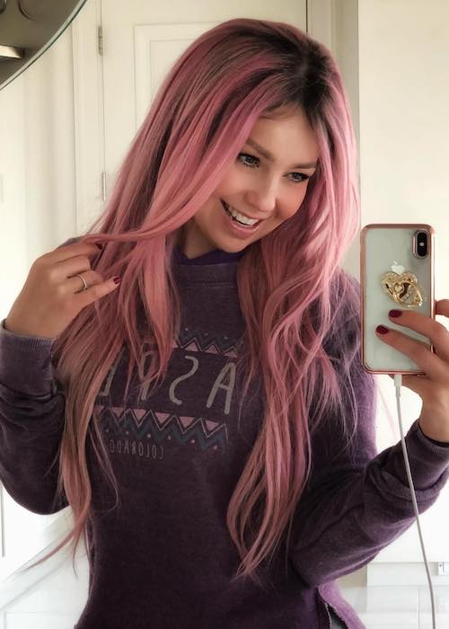 Thalía in pink hair in February 2018 selfie