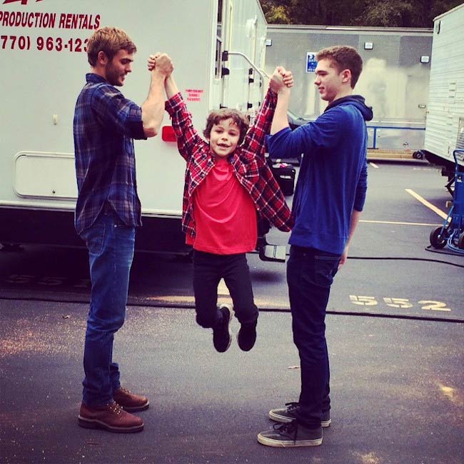 Alex Roe (Extreme Left) in a candid pic with Jake Yancey (Right) and a young one in November 2014