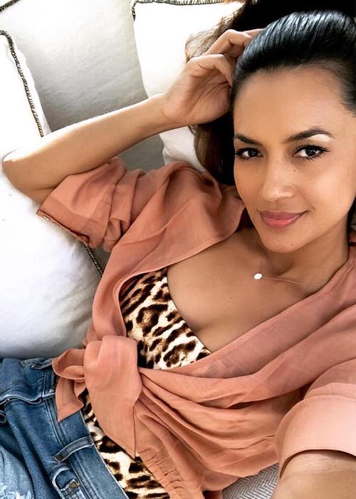 Bianca Cheah enjoying her Sunday by watching "Lost in Space" in April 2018