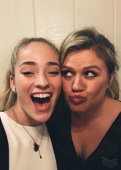 Brynn Cartelli (Left) and Kelly Clarkson in a selfie in April 2018