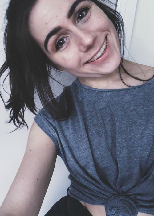 Dodie Clark in a selfie as seen in March 2018