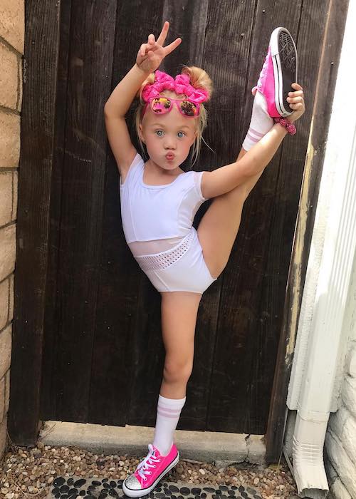 Everleigh Soutas showing her flexible body in August 2017