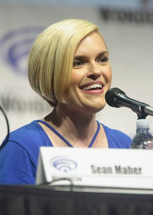 Kari Wahlgren speaking at the 2017 WonderCon