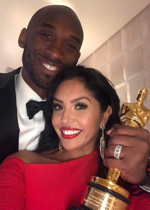 Kobe Bryant with wife Vanessa Laine Bryant holding Oscar award in 2018