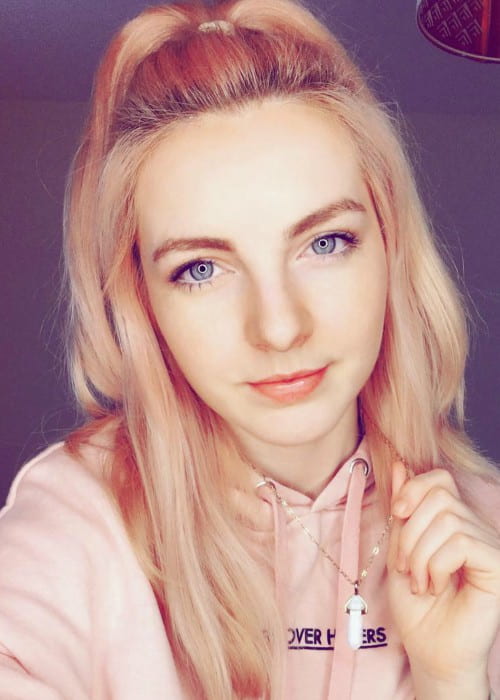 Lizzie LDShadowLady in an Instagram selfie as seen in June 2018