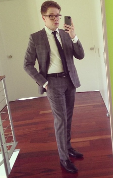 Patrick Stump in a suited-up mirror selfie in April 2013