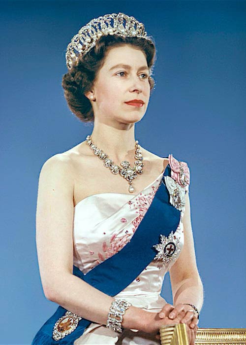 Queen Elizabeth II portrait wearing the Vladimir Tiara and Queen Victoria Jubilee Necklace in 1959