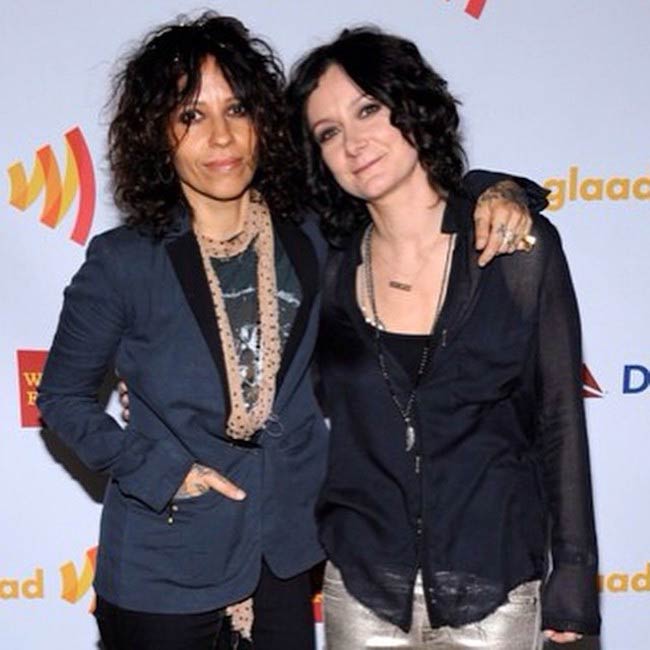 Sara Gilbert with singer Linda Perry in December 2014