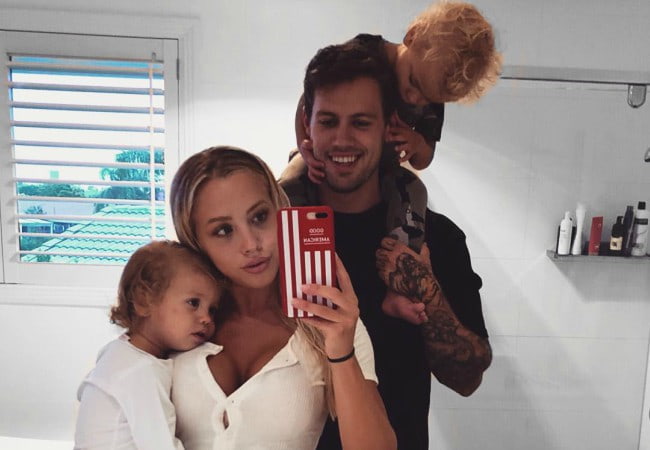 Tammy Hembrow in a selfie with her family as seen in January 2018