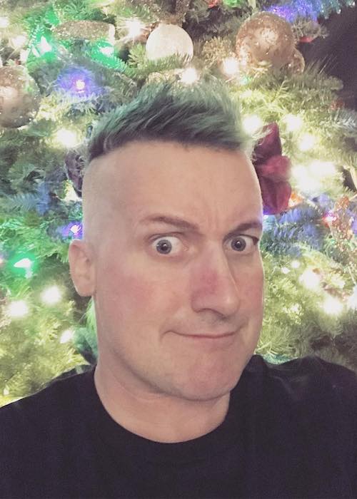 Tré Cool in green highlighted hair in December 2017