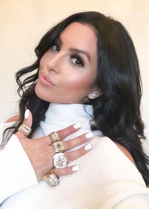 Vanessa Laine Bryant wearing rings on all her hand fingers as seen in May 2016