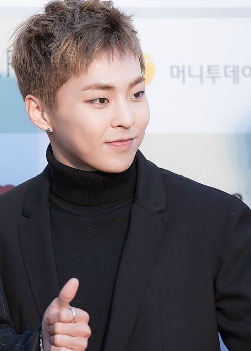 Xiumin na Gaon Chart K-pop Awards červený koberec v únoru 2016