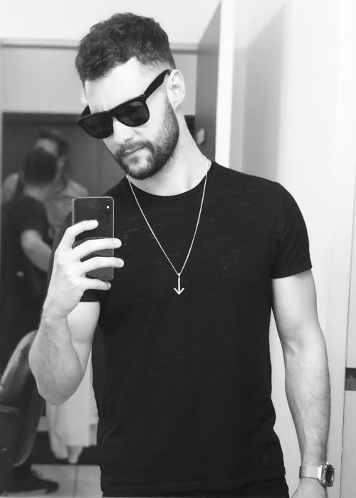 Calum Scott in a mirror selfie in June 2018