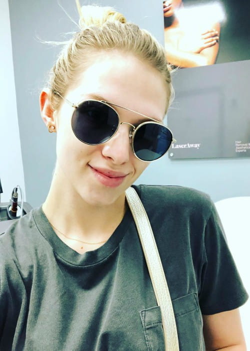 Claudia Lee promoting LaserAway in a selfie in June 2018