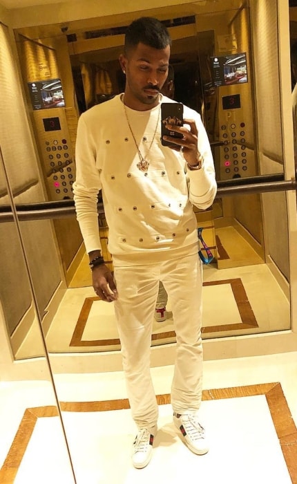 Hardik Pandya sporting an all-white attire in a mirror selfie in June 2018