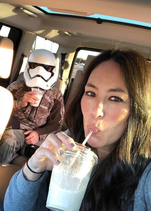 Joanna Gaines drinking Common Grounds coffee in January 2018