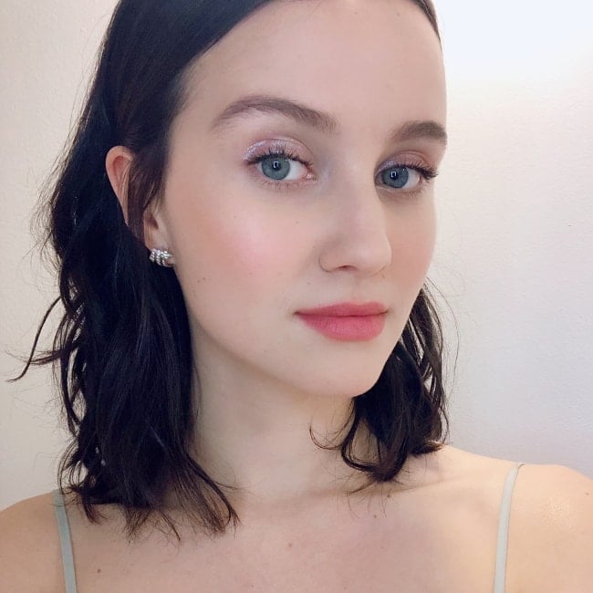 Julia Goldani Telles flaunting her beauty in a selfie in April 2018