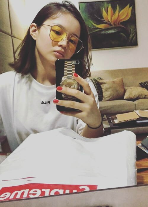 Lee Hi in a selfie in September 2016